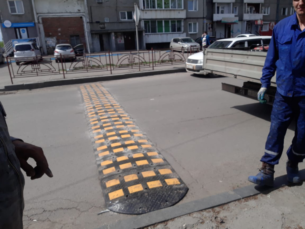 Процесс установки лежачего полицейского на проезжую часть, г. Иркутск